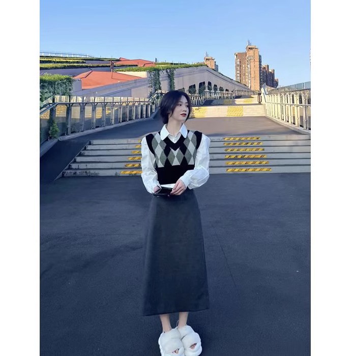 韩系学院风套装女春秋小个子菱格短款针织马甲背心搭配衬衫两件套 - 图2