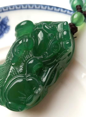 碧绿色貔貅挂坠男女款玛瑙玉石
