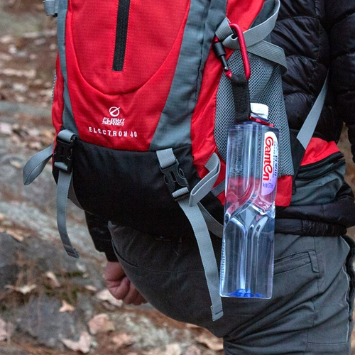 Пряжка для бутылки с водой на открытом воздухе