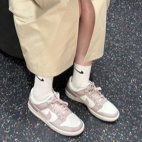 耐克Dunk新款板鞋来袭甜妹请看动感校园风樱花粉FB9109-122 - 图1