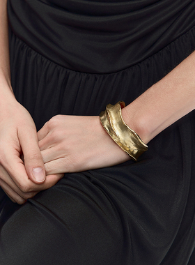 【灵感搭配】AUM噢姆2025年夏季新款艺术感流动光泽金色异形手镯