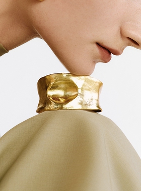 【灵感搭配】AUM噢姆2026年夏季新款自然肌理质感金色异形手镯女