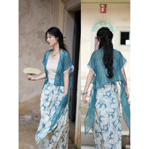 There are the mountains in the middle of the mountain with the ice-town sea grass clear of the sea and the sea blue open-shirt elastic harnesses a half-body dress