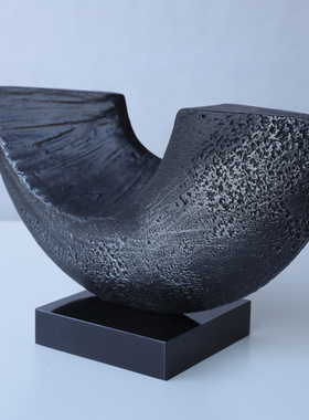 现代简约黑色弧形金属装饰摆件