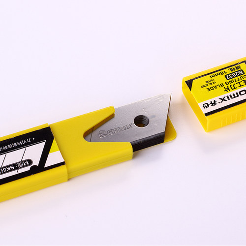 齐心B2852美工刀片 学生文具优质SK5精钢裁纸刀片 大号18mm 10片 - 图0