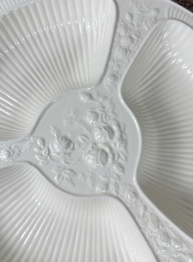 白色浮雕三格圆碟拼盘刺身托盘干货零食水果盒冷盘甜品盘