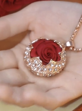 红色玫瑰花吊坠长款毛衣链女气质百搭设计感花朵项链秋冬挂件配饰