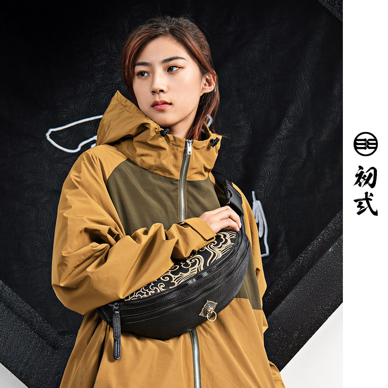 初弎狮子头中国风潮牌刺绣斜挎包 初弎男士包袋