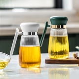 Масляный горшок кухня, предоставляя высокую стеклянную приправу.