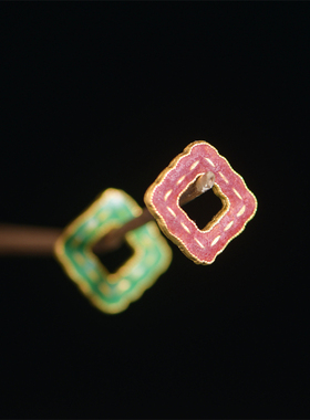 足金珐琅烧蓝方形回纹如意隔珠