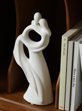 北欧简约陶瓷情侣人物装饰摆件客厅酒柜家居饰品情人节新婚礼物