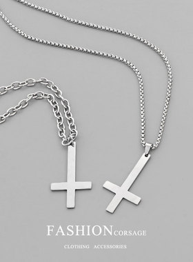 我在惊悚游戏里封神周边倒逆十字架项链设计感小众钛钢链手链配饰