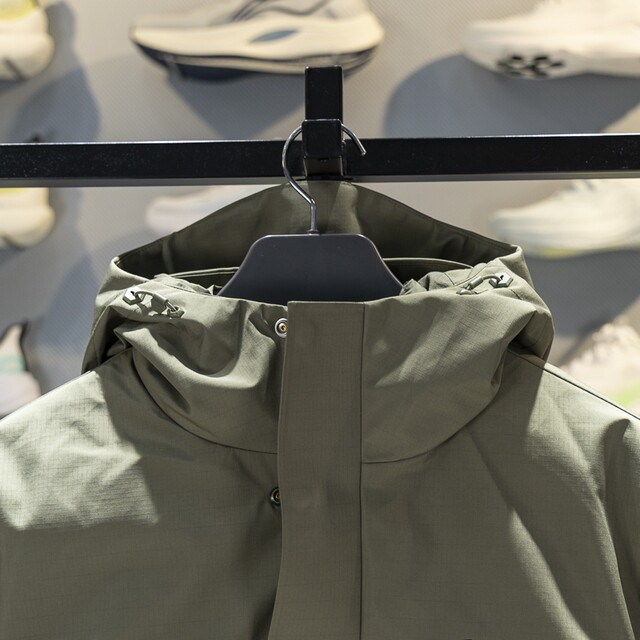 Li Ning three-in-one sports windbreaker prevents water splashing