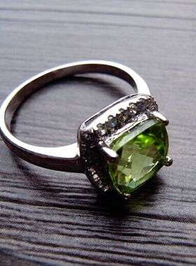 【寂寞五岁】经典围钻款 宝石级橄榄石镶银戒指