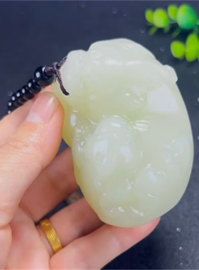 天然和田玉招财貔貅青白玉手把件