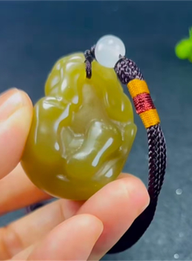 天然新疆和田玉糖玉招财鼠手把件