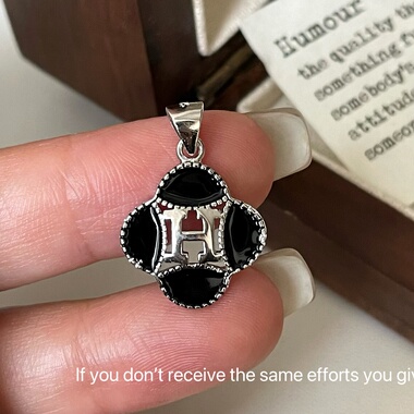 S925纯银H字母四叶草黑色吊坠ins高级感小众设计时尚百搭轻奢