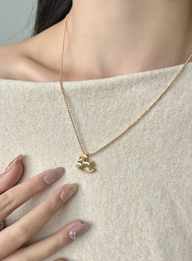 金色碎碎冰木马吊坠项链女