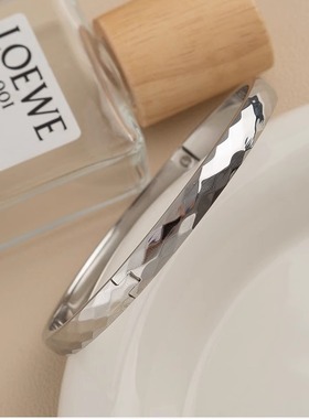 钛钢不掉色圆形切面手镯气质轻奢小众高级感手环简约百搭2025新款