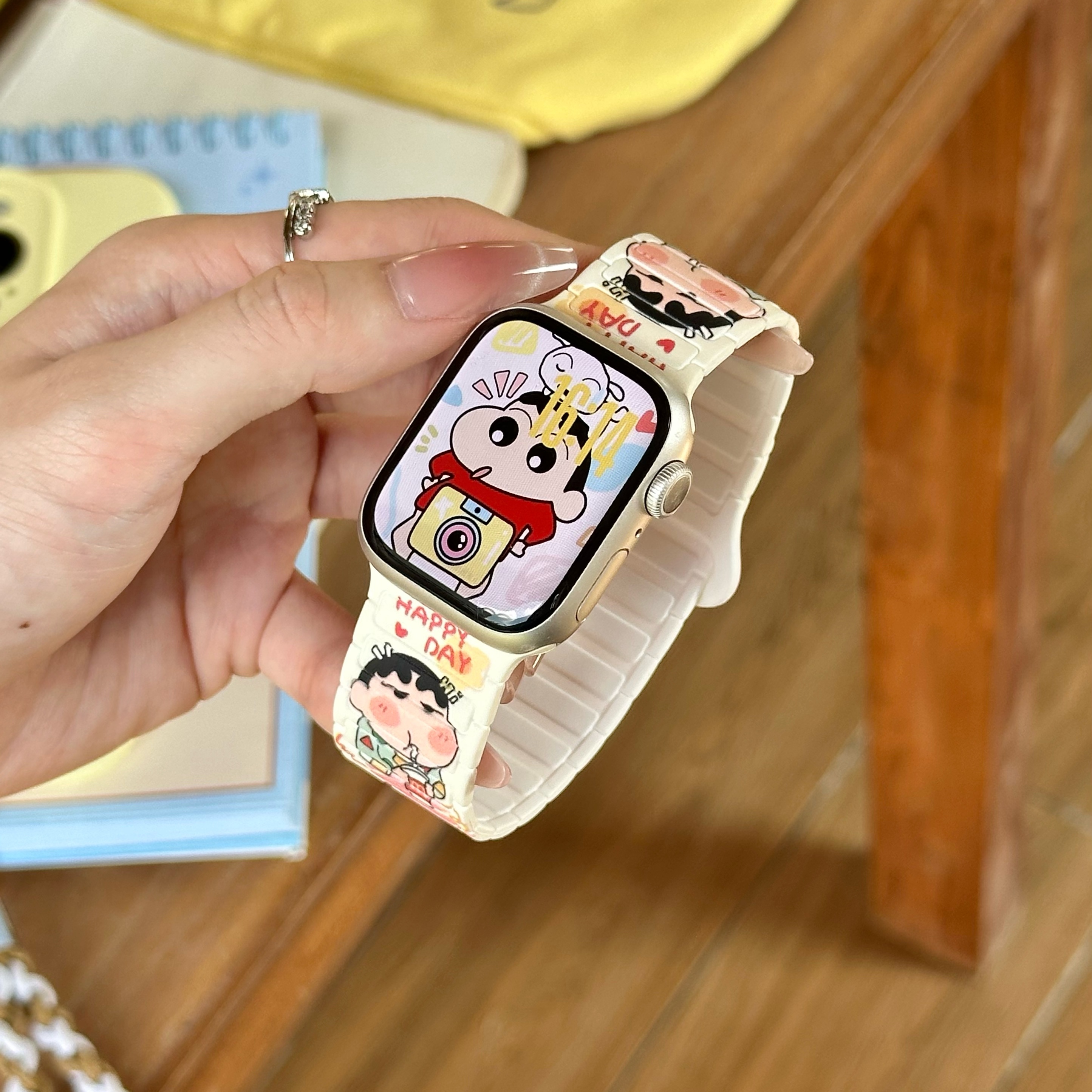 适用苹果10表带蜡笔小新s11卡通手表可爱iwatchs8/7智能手表带新款回环9磁吸腕带女款applewatch硅胶SE腕表带 - 图2