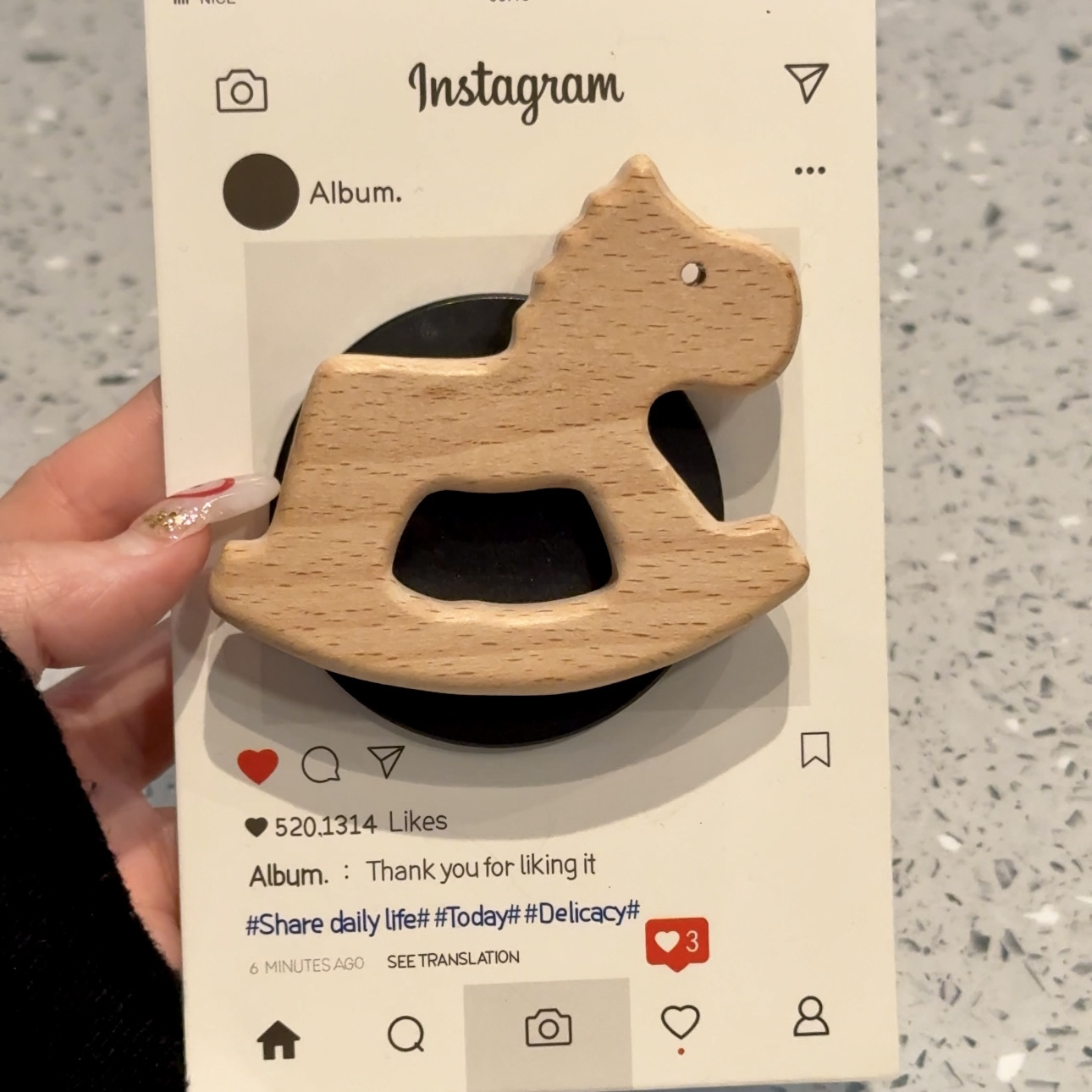 简约白底木马磁吸支架适用ihone17promax苹果16pro手机壳14新款13 - 图1