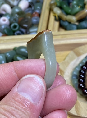 和田玉籽料卡19随型马鞍戒满皮沁红皮古风戒指扳指文玩跑环挂饰