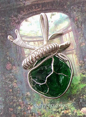 SUIYI 斯莱特林幽瞳 原创设计 绿琉璃原石心脏绕线吊坠送朋友礼物