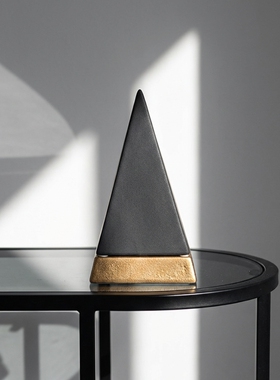 现代艺术三角装饰摆件金色底座