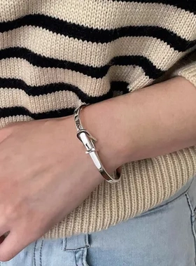 甜酷款手环配饰小众手镯复古潮马蹄扣百搭设计皮带扣新品女高级感