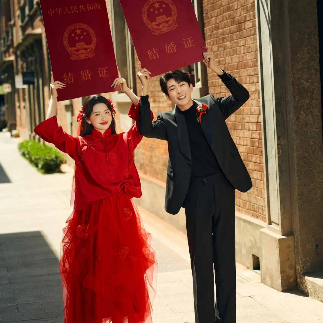 巨型结婚证KT板结婚领证拍照道具巨出片跟拍道具创意登记拍照 - 图2