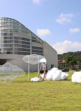 不锈钢铁艺镂空云朵户外景观小品读书人物雕塑小区草坪售楼处摆件