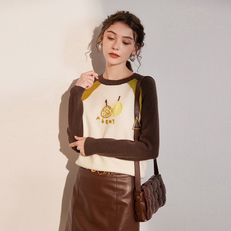白鹿语创意盘花水果图案毛衣24冬季新款时髦圆领撞色拼接毛衣女
