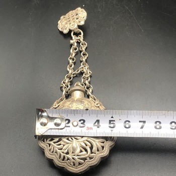 Antique sachet sachet ໂບໂບຮານອື່ນໆ Fu word copper sachet press lapel lock pendant hanging jewelry