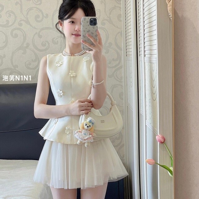 Korean-style gold-tone sleeveless top, high-waisted puffy skirt