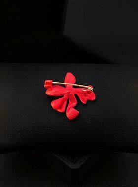 红色配饰点缀衣服个性设