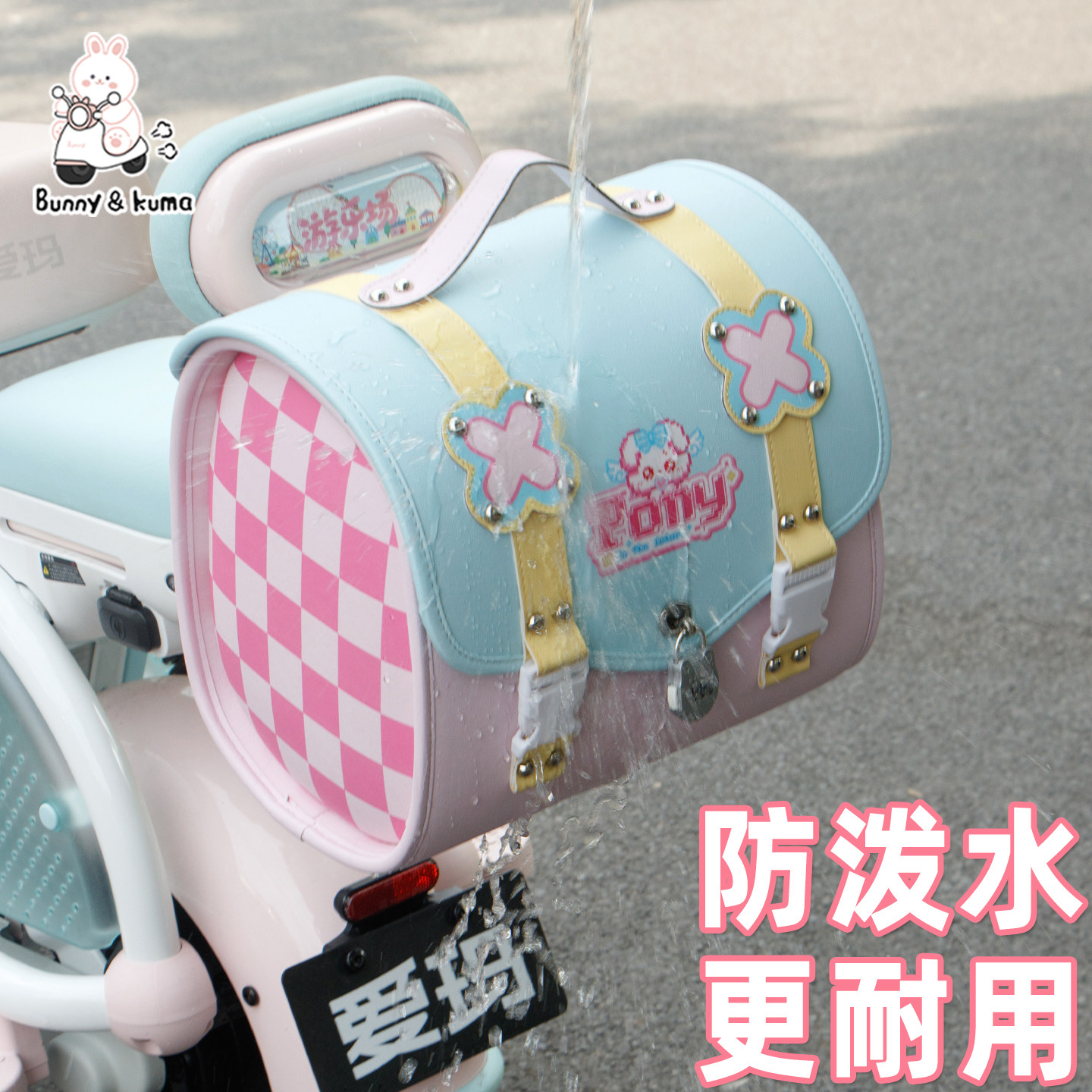 The rear trunk of an electric vehicle has a large capacity that can accommodate a helmet