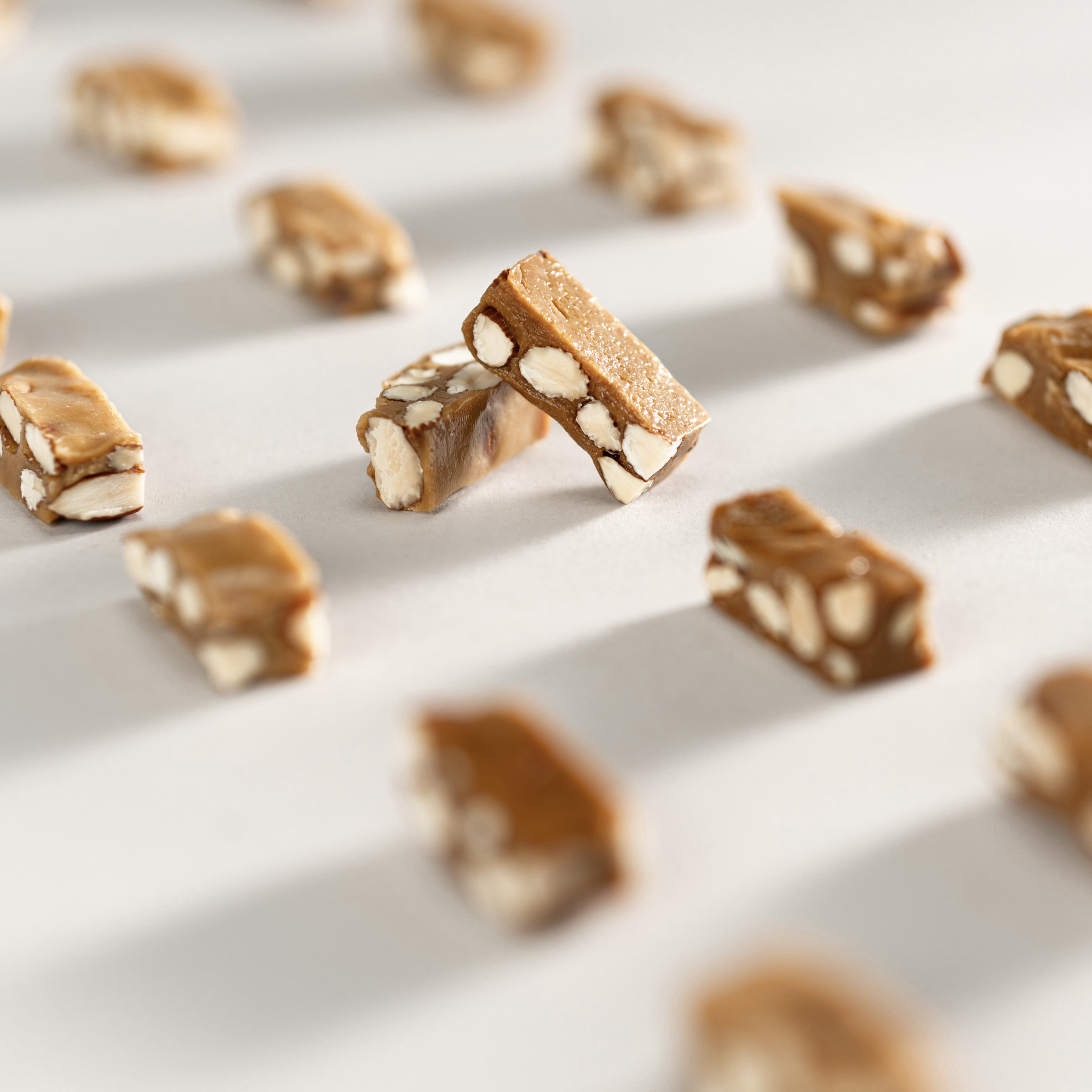 悠客家海盐巴旦木太妃糖酥脆坚果夹心休闲零食糖果网红下午茶甜点 - 图1