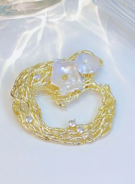 初色巴洛克珍珠胸针胸花新中式设计感高级感晚宴礼服搭配奢华女