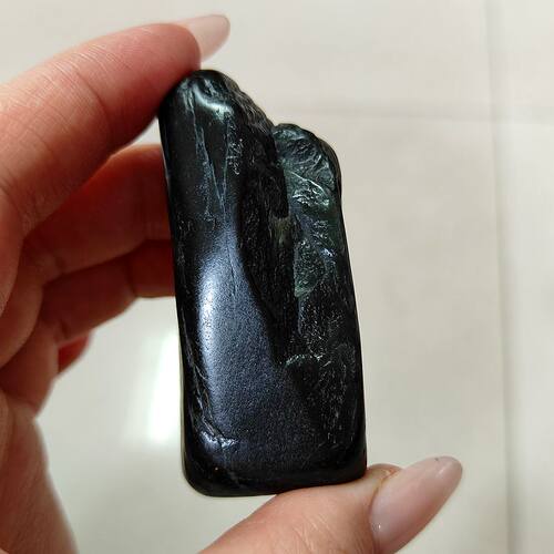 82克和田玉黑碧玉原石 新疆无墨点黑碧玉特色玉石小块样品手玩料 - 图2