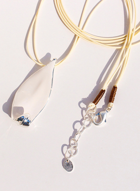 Céleste白色珐琅釉卷叶项链女