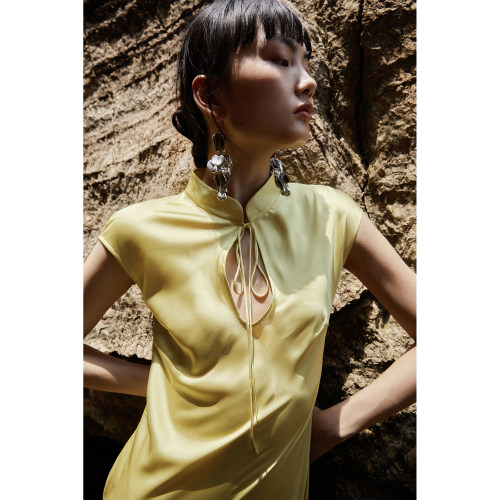 PaleBlueDot蓝点【夏日时髦】设计师立领亮黄色缎面旗袍连衣裙女 - 图1