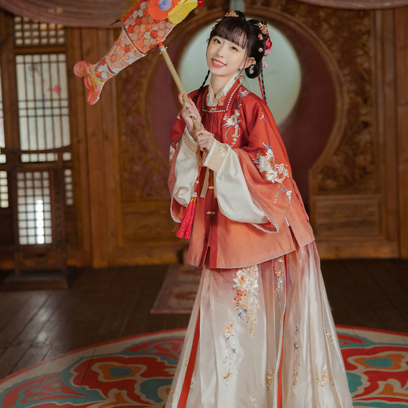 小豆蔻交领衫渐变明制汉服女马面裙 十三余汉服