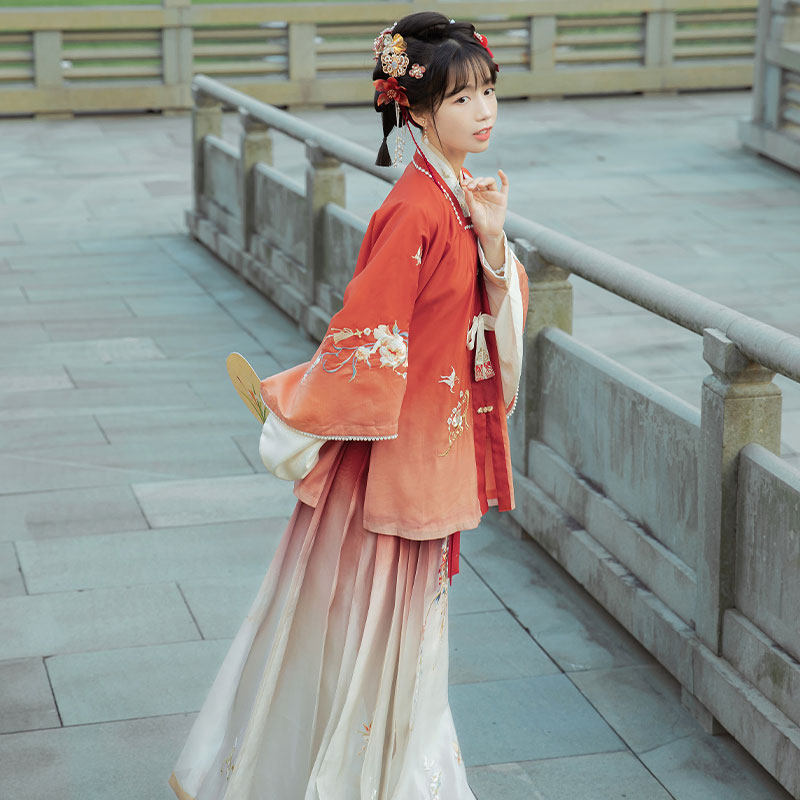 小豆蔻交领衫渐变明制汉服女马面裙 十三余汉服