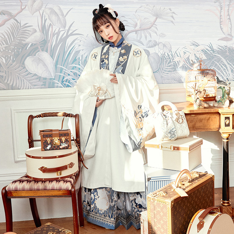  十三余民族服装/舞台装