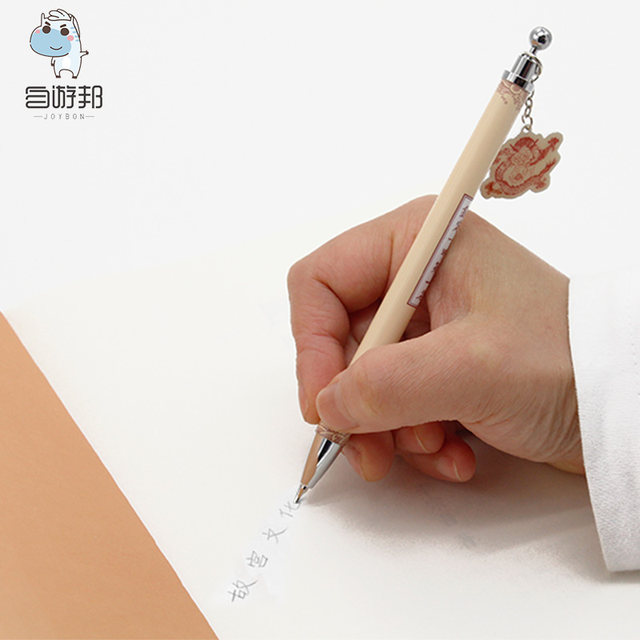 The National Palace Museum in Taipei has designated the No. 1 mechanical pencil student in the first class exam as a gift. It’s a meaningful stationery gift.