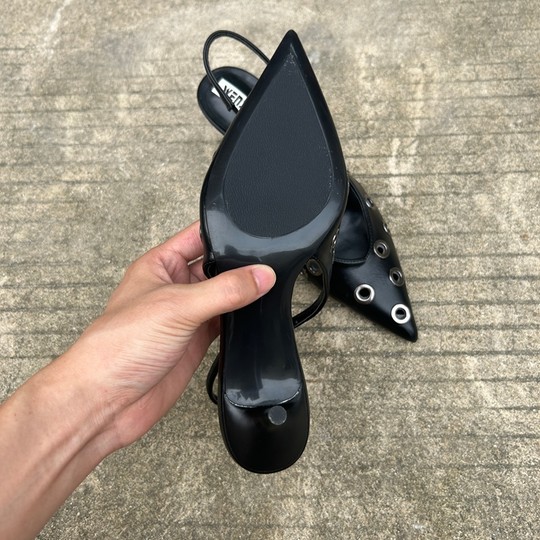 西班牙潮牌2025年夏季新款铆钉尖头显瘦细跟包头凉鞋浅口镂空女鞋