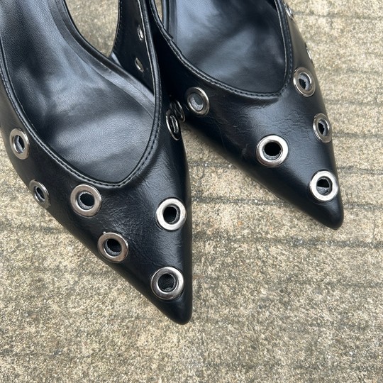 西班牙潮牌2025年夏季新款铆钉尖头显瘦细跟包头凉鞋浅口镂空女鞋