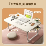 Небольшой стол на кровати, складной столик для складного стола в бурном окне.