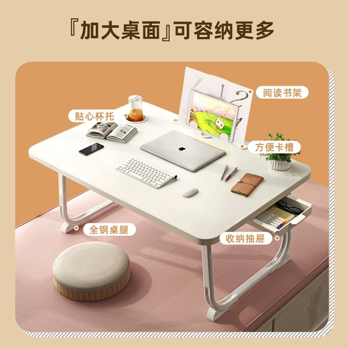 Небольшой стол на кровати, складной столик для складного стола в бурном окне.