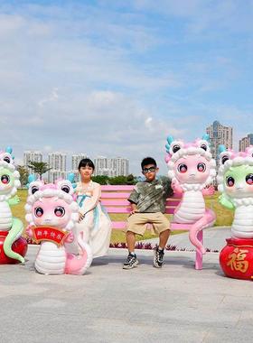 2025新年生肖动物卡通蛇玻璃钢雕塑商场店铺春节元旦活动装饰摆件